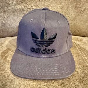 Adidas Men's Originals Trefoil Chain Snapback Flatbrim Cap Hat, Grey/Black